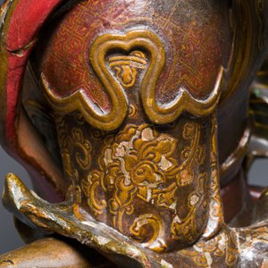 Een grote Japanse gelakte en gepolychromeerde houten sculptuur van een goddelijke generaal, Edo, gedateerd 1623 — foto 8