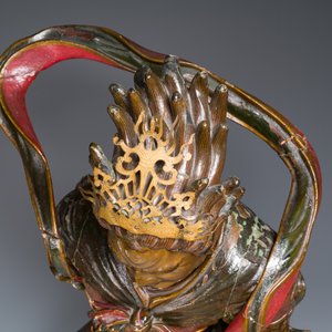 Een grote Japanse gelakte en gepolychromeerde houten sculptuur van een goddelijke generaal, Edo, gedateerd 1623 — foto 10