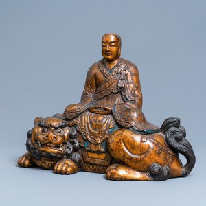 Een grote Japanse gelakte, vergulde en beschilderde houten figuur van Monju op een shishi, Edo/Meiji, 18/19e eeuw — foto 1