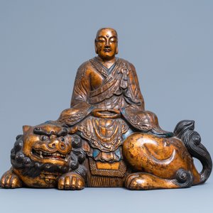 Een grote Japanse gelakte, vergulde en beschilderde houten figuur van Monju op een shishi, Edo/Meiji, 18/19e eeuw — foto 2