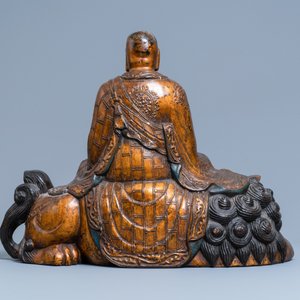 Een grote Japanse gelakte, vergulde en beschilderde houten figuur van Monju op een shishi, Edo/Meiji, 18/19e eeuw — foto 3