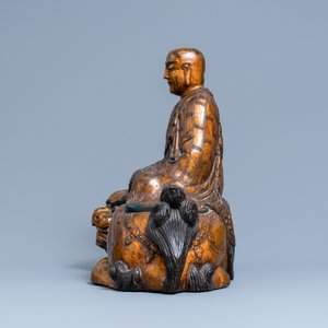 Een grote Japanse gelakte, vergulde en beschilderde houten figuur van Monju op een shishi, Edo/Meiji, 18/19e eeuw — foto 4