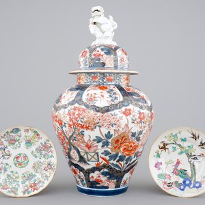 Een grote Japanse Imari-vaas, 17/18e eeuw en twee Chinese famille rose borden, 19e eeuw — foto 1