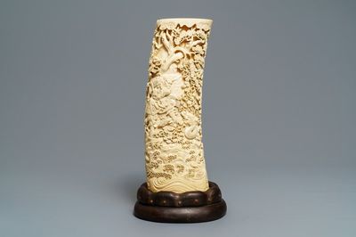 Een grote Japanse ivoren penselenpot, Meiji, 19e eeuw