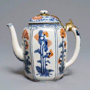 Een grote Japanse Kakiemon theepot in blauwwit, ijzerrood en verguld, Edo, 17e eeuw — foto 1