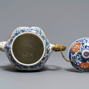 Een grote Japanse Kakiemon theepot in blauwwit, ijzerrood en verguld, Edo, 17e eeuw — foto 5