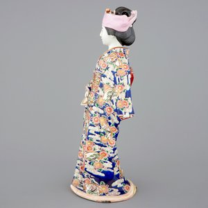 Een grote Japanse Kutani figuur van een bijin, Meiji, 19e eeuw — foto 3