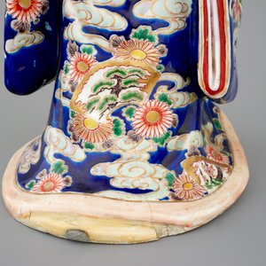 Een grote Japanse Kutani figuur van een bijin, Meiji, 19e eeuw — foto 6