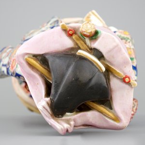 Een grote Japanse Kutani figuur van een bijin, Meiji, 19e eeuw — foto 8