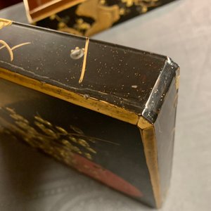 Een grote Japanse lakwerk 'suzuribako' schrijfkist met prunusdecor, Edo of Meiji, 18/19e eeuw — foto 25