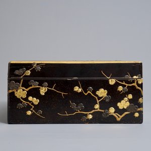 Een grote Japanse lakwerk 'suzuribako' schrijfkist met prunusdecor, Edo of Meiji, 18/19e eeuw — foto 7
