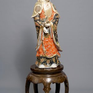 Een grote Japanse Satsuma figuur van Kannon op gelakt houten sokkel, Meiji, 19/20e eeuw — foto 1
