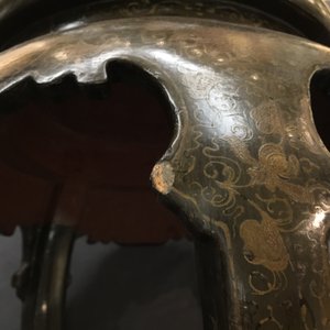 Een grote Japanse Satsuma figuur van Kannon op gelakt houten sokkel, Meiji, 19/20e eeuw — foto 15