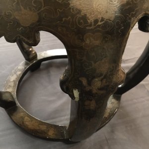 Een grote Japanse Satsuma figuur van Kannon op gelakt houten sokkel, Meiji, 19/20e eeuw — foto 16