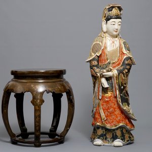 Een grote Japanse Satsuma figuur van Kannon op gelakt houten sokkel, Meiji, 19/20e eeuw — foto 2
