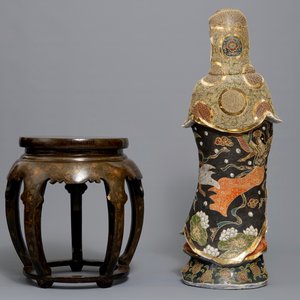 Een grote Japanse Satsuma figuur van Kannon op gelakt houten sokkel, Meiji, 19/20e eeuw — foto 4