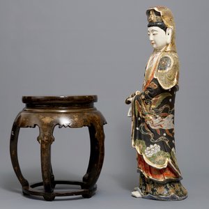 Een grote Japanse Satsuma figuur van Kannon op gelakt houten sokkel, Meiji, 19/20e eeuw — foto 5