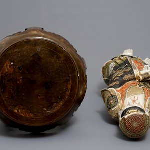 Een grote Japanse Satsuma figuur van Kannon op gelakt houten sokkel, Meiji, 19/20e eeuw — foto 6