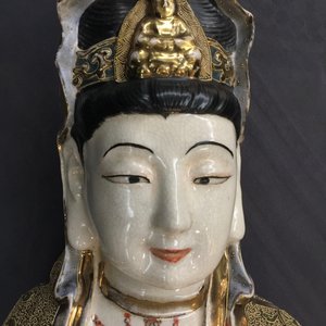 Een grote Japanse Satsuma figuur van Kannon op gelakt houten sokkel, Meiji, 19/20e eeuw — foto 8