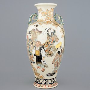 Een grote Japanse Satsuma vaas met figuratief decor, Meiji, 19e eeuw — foto 1