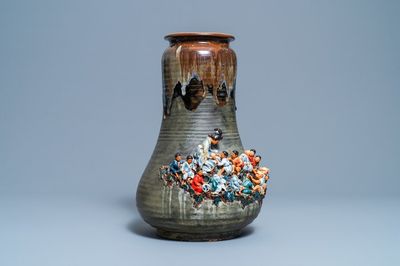 Een grote Japanse Sumida Gawa vaas met reliëfdecor van kinderen en apen, Meiji, 19/20e eeuw
