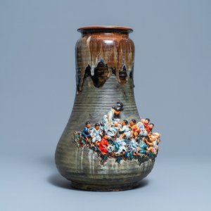 Een grote Japanse Sumida Gawa vaas met reliëfdecor van kinderen en apen, Meiji, 19/20e eeuw — foto 1