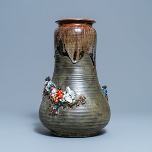 Een grote Japanse Sumida Gawa vaas met reliëfdecor van kinderen en apen, Meiji, 19/20e eeuw — foto 4