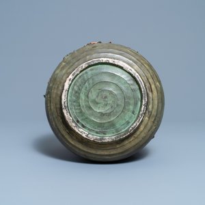 Een grote Japanse Sumida Gawa vaas met reliëfdecor van kinderen en apen, Meiji, 19/20e eeuw — foto 7