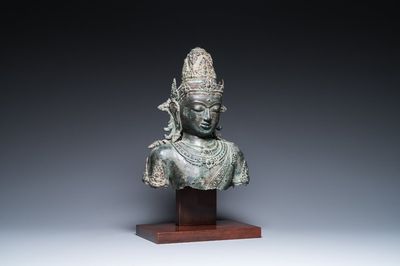Een grote Javaanse bronzen buste van de god Shiva, Majapahit koninkrijk, Indonesië, wellicht 15/16e eeuw