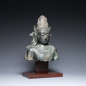 Een grote Javaanse bronzen buste van de god Shiva, Majapahit koninkrijk, Indonesië, wellicht 15/16e eeuw — foto 1