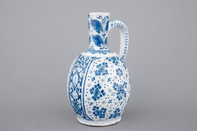 Een grote kan in blauw-wit Delfts aardewerk, 18e eeuw