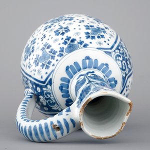 Een grote kan in blauw-wit Delfts aardewerk, 18e eeuw — foto 6