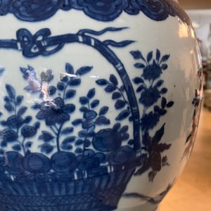 Een grote keizerlijke Chinese blauw-witte 'zun' vaas, Wanli merk en periode — foto 17