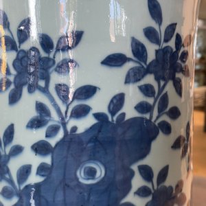 Een grote keizerlijke Chinese blauw-witte 'zun' vaas, Wanli merk en periode — foto 18