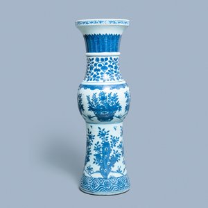 Een grote keizerlijke Chinese blauw-witte 'zun' vaas, Wanli merk en periode — foto 2