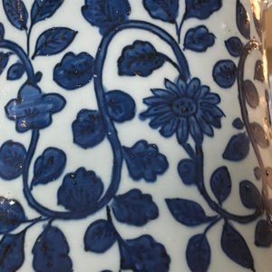 Een grote keizerlijke Chinese blauw-witte 'zun' vaas, Wanli merk en periode — foto 21