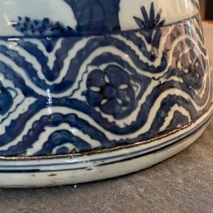 Een grote keizerlijke Chinese blauw-witte 'zun' vaas, Wanli merk en periode — foto 32