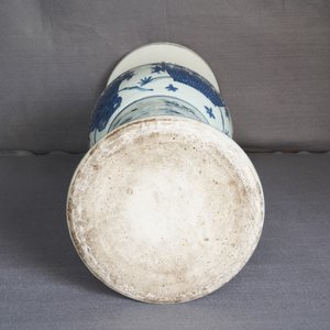 Een grote keizerlijke Chinese blauw-witte 'zun' vaas, Wanli merk en periode — foto 48