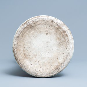 Een grote keizerlijke Chinese blauw-witte 'zun' vaas, Wanli merk en periode — foto 5