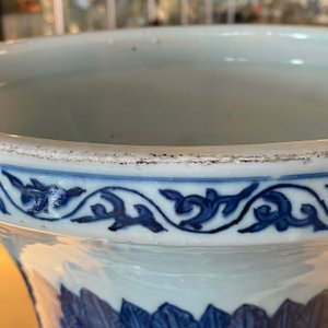 Een grote keizerlijke Chinese blauw-witte 'zun' vaas, Wanli merk en periode — foto 8