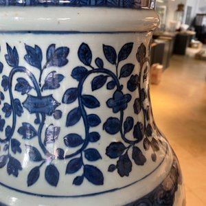 Een grote keizerlijke Chinese blauw-witte 'zun' vaas, Wanli merk en periode — foto 16