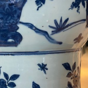 Een grote keizerlijke Chinese blauw-witte 'zun' vaas, Wanli merk en periode — foto 27