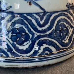 Een grote keizerlijke Chinese blauw-witte 'zun' vaas, Wanli merk en periode — foto 28