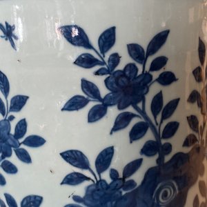 Een grote keizerlijke Chinese blauw-witte 'zun' vaas, Wanli merk en periode — foto 30