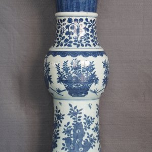 Een grote keizerlijke Chinese blauw-witte 'zun' vaas, Wanli merk en periode — foto 45