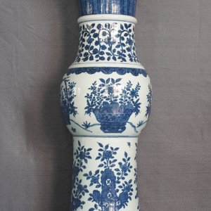 Een grote keizerlijke Chinese blauw-witte 'zun' vaas, Wanli merk en periode — foto 46