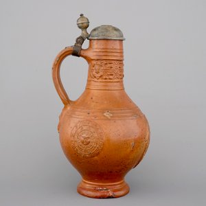Een grote kruik in steengoed uit Raeren met Mercurius, gedateerd 1618 — foto 4