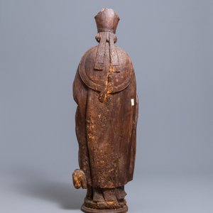 Een grote lindenhouten figuur van een bisschop, 18e eeuw — foto 4