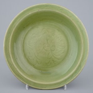 Een grote Longquan celadon schotel met ingekrast floraal decor, Ming Dynastie, 15e eeuw — foto 1