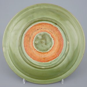 Een grote Longquan celadon schotel met ingekrast floraal decor, Ming Dynastie, 15e eeuw — foto 2